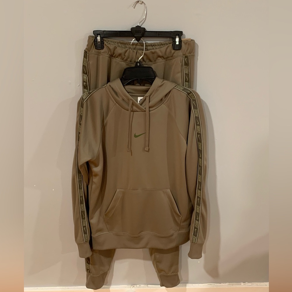 Women’s Nike Sweatsuit, Size:Small, Color: Olive Green, New W/ Tag!!!